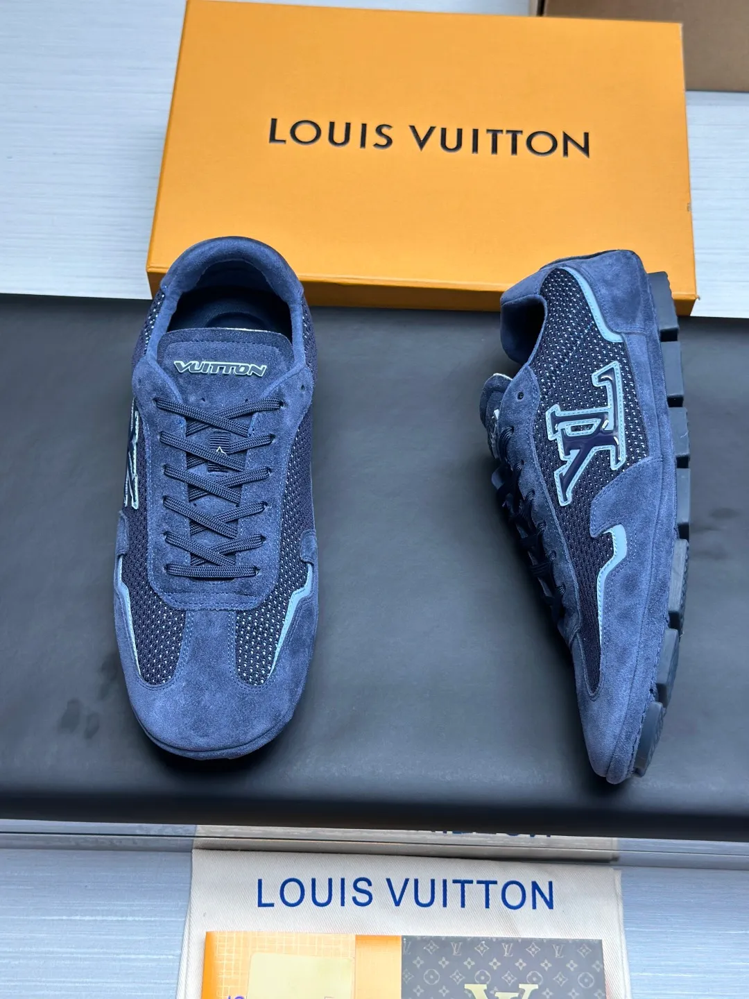 👟👟Ex-factory price 680👟👟 (Top version fully packaged) LV Louis Vuitton L Family Donkey Brand Latest Rally Series Mesh Casual Sports Shoes Doudou Shoes Original purchase, development and production This LV Rally sports shoe is made of suede cow leather and mesh fabric, and a rubber pad outsole is incorporated into the driving shoe configuration, making it a modern choice that is both comfortable and light. The LV letters on the side, the handwritten Louis Vuitton logo on the rear, and the Vuitton logo on the tongue and outsole jointly brand the brand mark. Exquisite packaging at the delivery counter🛍📦 ▪️Fabric: Original customized imported mesh + cowhide ▪️Inner lining: Original customized breathable mesh lining ▪️Outsole: Original molded anti-slip rubber material ▪️Sole thickness: 2CM ▪️Size: Men's 39-45